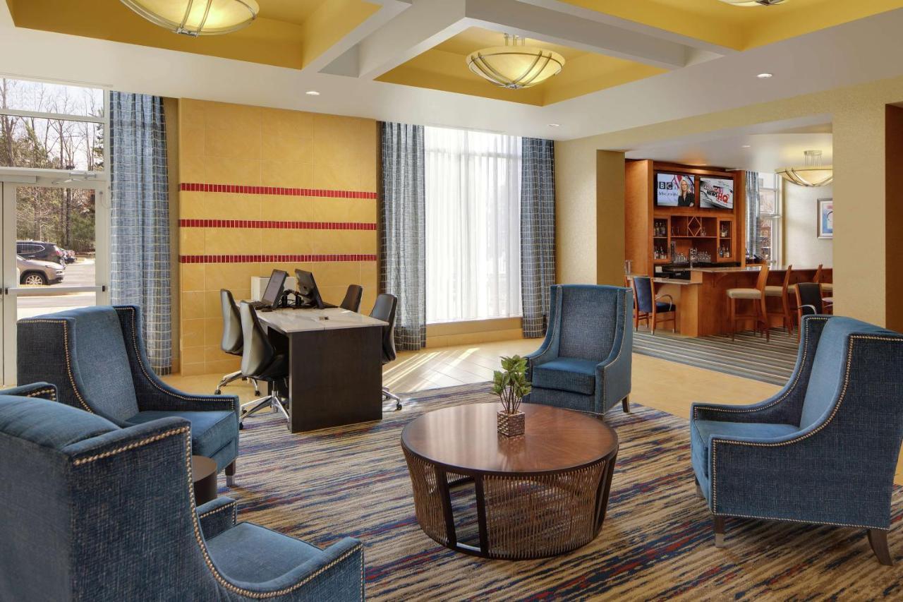 Отель Doubletree Richmond Airport Сандстон Экстерьер фото