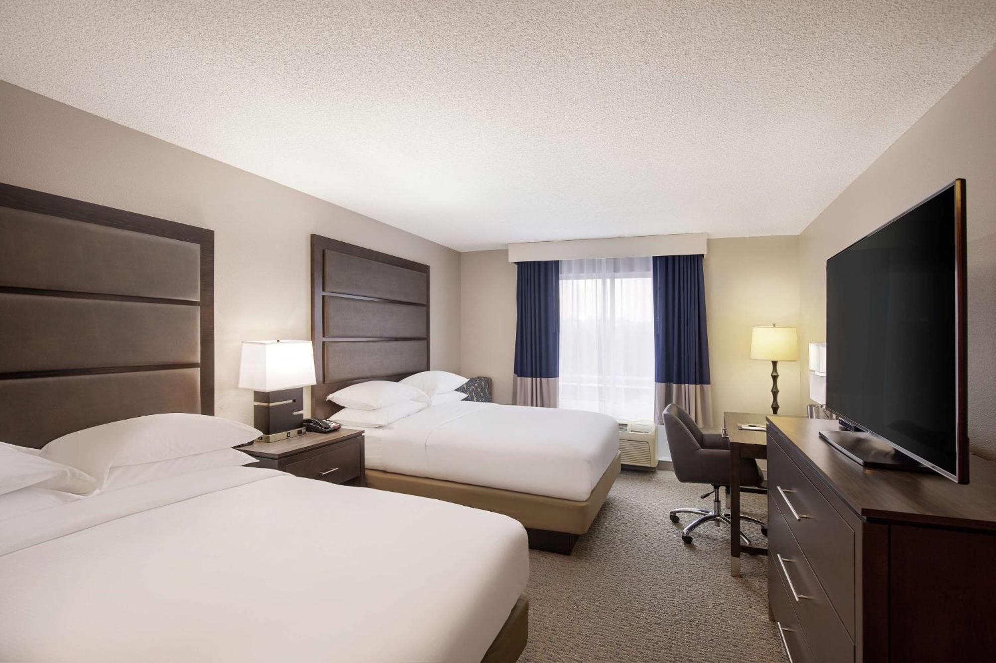 Отель Doubletree Richmond Airport Сандстон Экстерьер фото