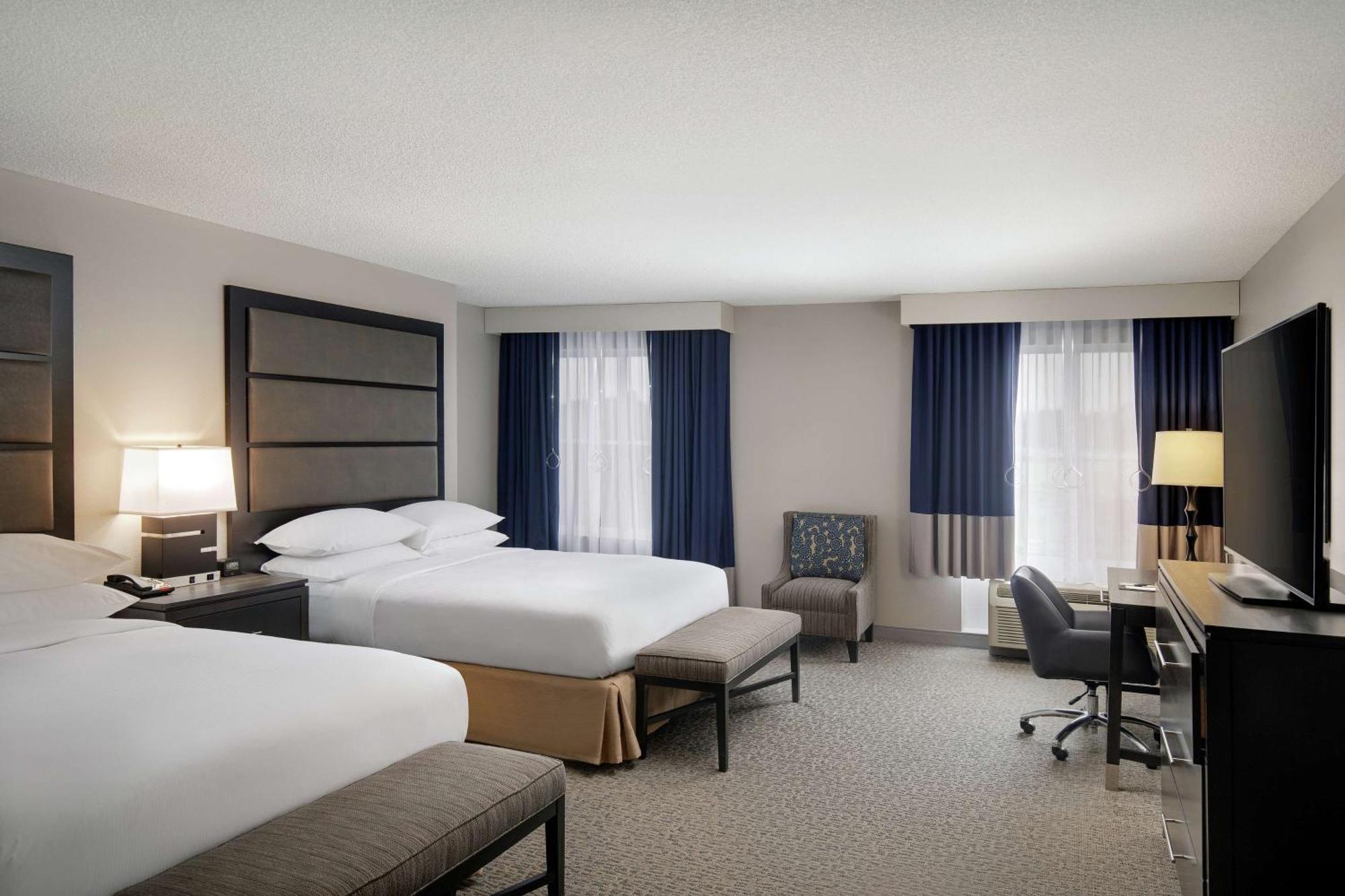 Отель Doubletree Richmond Airport Сандстон Экстерьер фото